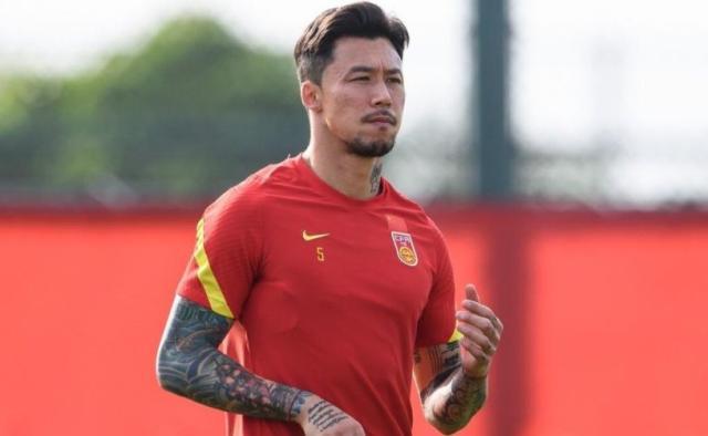 九游体育官网-国足尝试多套后防组合补短板 从“新”出发押宝2老?