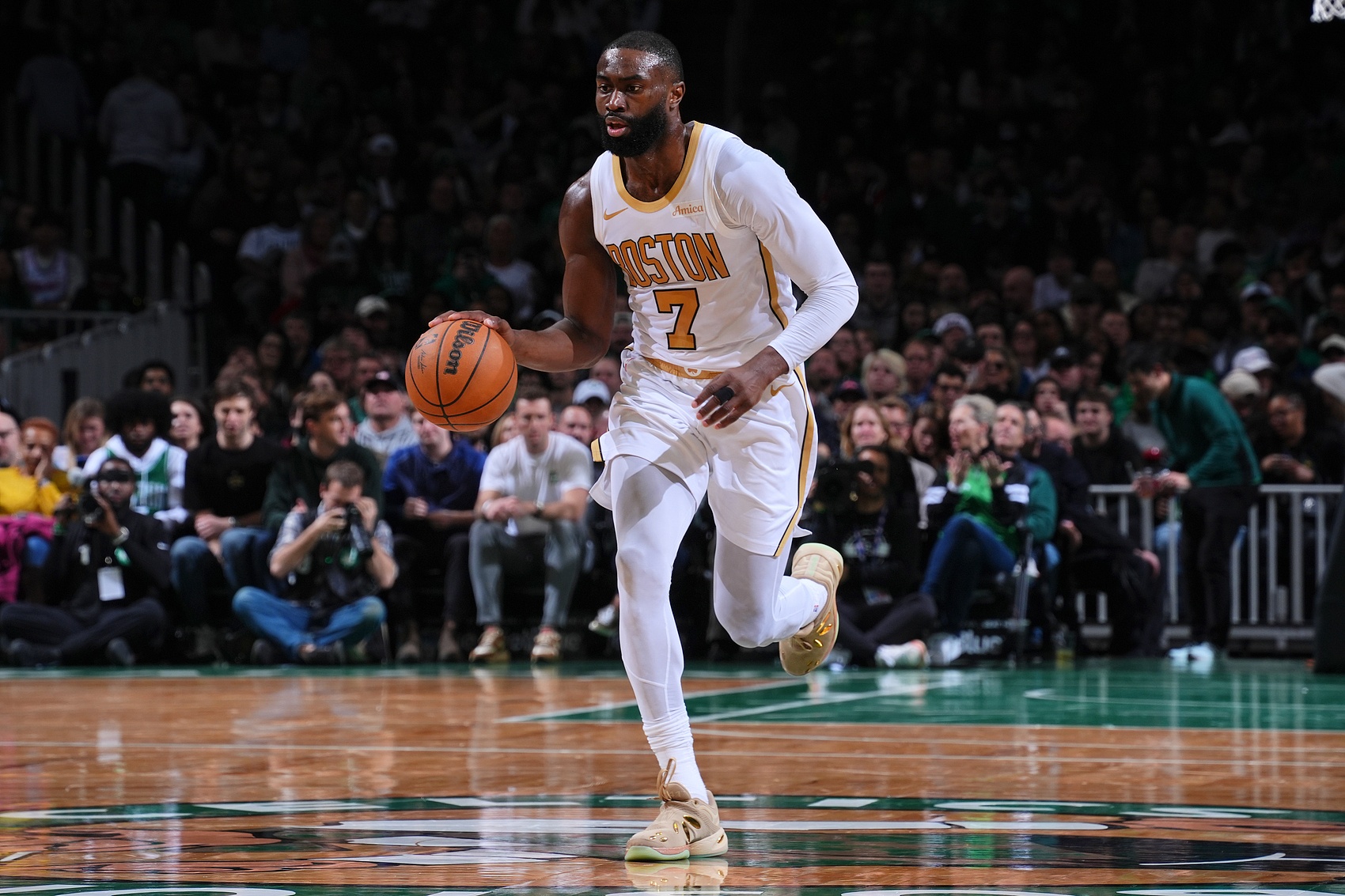 连续迎射文班!杰伦·布朗打满首节8中5拿到12分2板3助